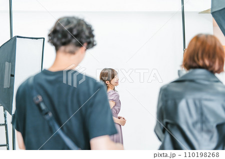 フォトグラファーのいるスタジオでの撮影 110198268