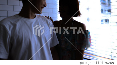 意味深な女性と男性のいる部屋 110198269