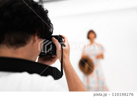 フォトグラファーのいるスタジオでの撮影 フォトグラファーのいるスタジオでの撮影 110198276