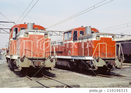車両基地に停車するDE11形ディーゼル機関車（7号機と1号機） 110198315