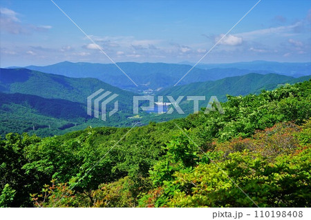 五葉山展望地からの鷹生ダムと五葉湖 110198408