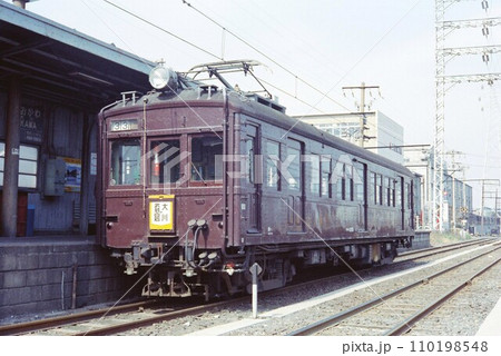 大川で出発を待つ鶴見線のクモハ12形電車（クモハ12051） 110198548