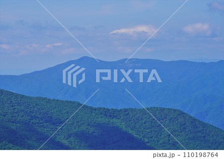 五葉山展望地からの南方面の山並み 110198764