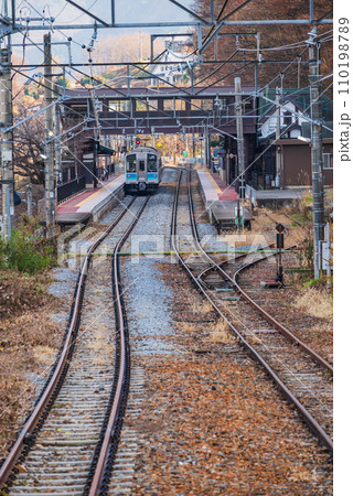 姨捨駅と停車中の列車【千曲市】 姨捨駅と停車中の列車【千曲市】 110198789