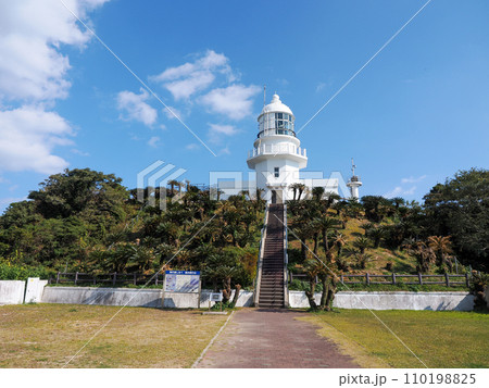 都井岬灯台のある風景 都井岬灯台のある風景 110198825