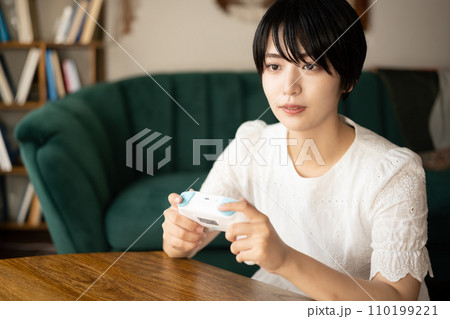 屋内　女性ポートレート撮影 110199221