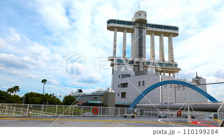 名古屋港ガーデンふ頭にそびえる白い帆船をイメージした名古屋港ポートビル 110199284