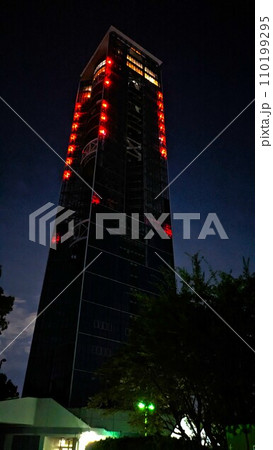 ライトアップされた名古屋の夜の東山スカイタワー ライトアップされた名古屋の夜の東山スカイタワー 110199295
