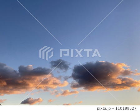 夕日に染まる雲と影 夕日に染まる雲と影 110199327