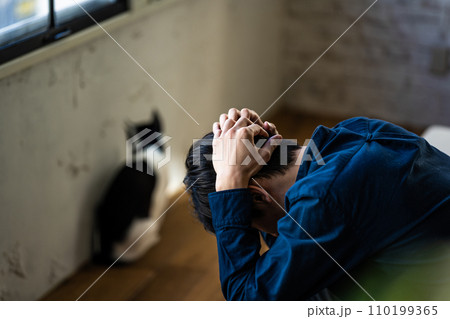 クールな男性のポートレート 110199365