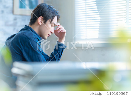 クールな男性のポートレート 110199367