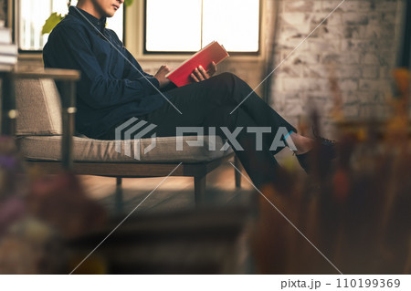 クールな男性のポートレート 110199369