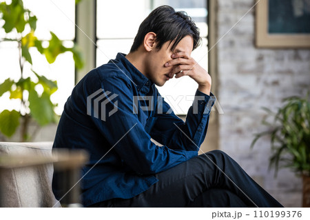 クールな男性のポートレート 110199376