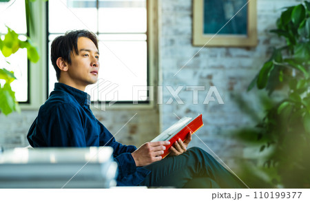 クールな男性のポートレート 110199377