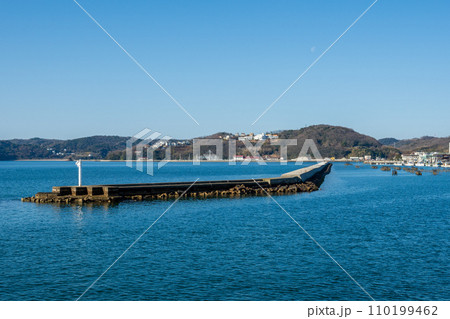 日本の岡山県瀬戸内市の牛窓と前島の美しい風景 110199462