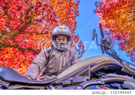 横浜市都筑区 紅葉ツーリング 笑顔 カメラ目線 横浜市都筑区 紅葉ツーリング 笑顔 カメラ目線 110199485