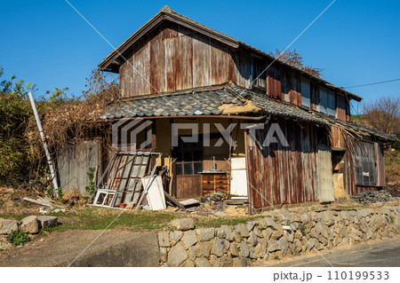 日本の岡山県瀬戸内市の前島の古くてとても美しい建物 日本の岡山県瀬戸内市の前島の古くてとても美しい建物 110199533