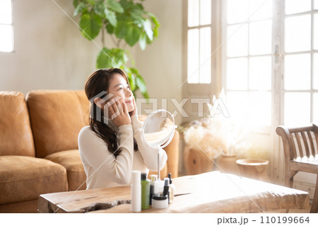 鏡を見る女性の美容イメージ 110199664