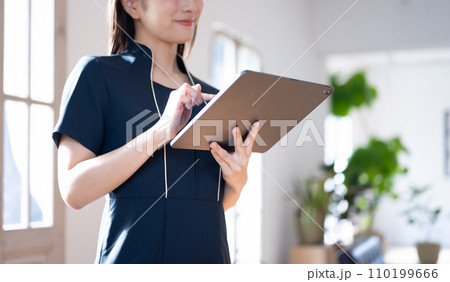 エステティックサロンの女性スタッフ 110199666