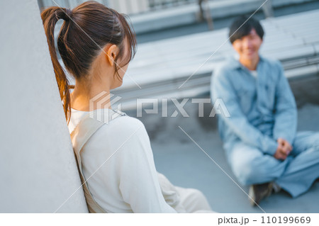屋上で話す男女 110199669