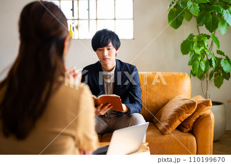 ビジネスの会議シーン 110199670