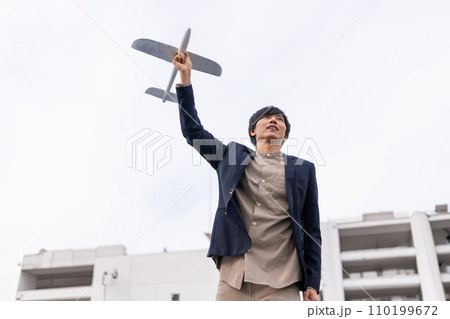 飛行機と男性のポトレ 飛行機と男性のポトレ 110199672
