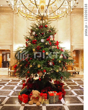 美しく飾り付けられた大きなクリスマスツリー 美しく飾り付けられた大きなクリスマスツリー 110200188