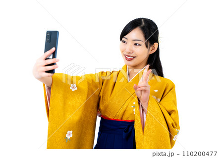 袴姿で自撮りをする女性 袴姿で自撮りをする女性 110200477