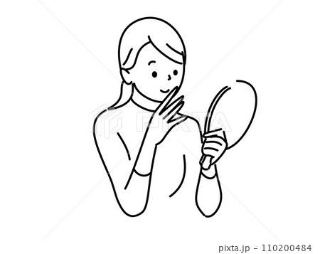 手鏡を見て肌の状態を確認する女性 110200484