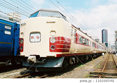 特急表示で車両基地に停車する183・189系(H41編成) 特急表示で車両基地に停車する183・189系(H41編成) 110200548