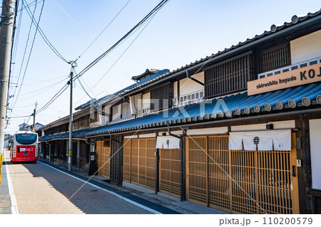 【重要伝統的建造物群保存地区】城東町並み保存地区　勝間田町の街並みと循環バス　岡山県津山市 110200579