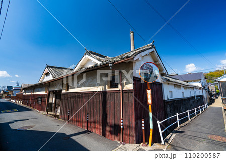 【重要伝統的建造物群保存地区】城東町 旧苅田家住宅の南側と東側の路地 岡山県津山市 【重要伝統的建造物群保存地区】城東町 旧苅田家住宅の南側と東側の路地 岡山県津山市 110200587