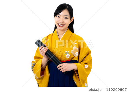 卒業証書を手にする袴姿の女性 卒業証書を手にする袴姿の女性 110200607