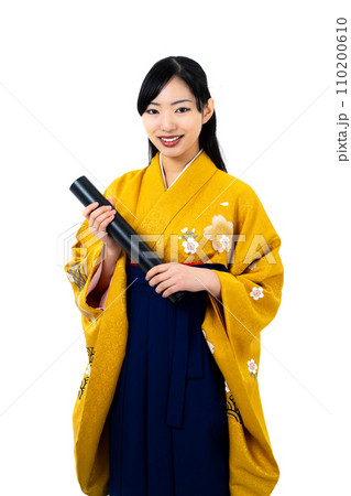 卒業証書を手にする袴姿の女性 卒業証書を手にする袴姿の女性 110200610