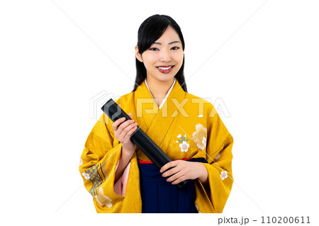 卒業証書を手にする袴姿の女性 110200611