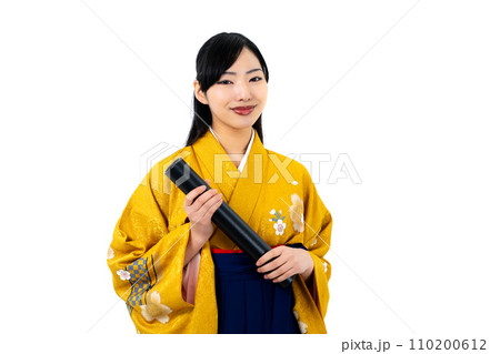 卒業証書を手にする袴姿の女性 110200612