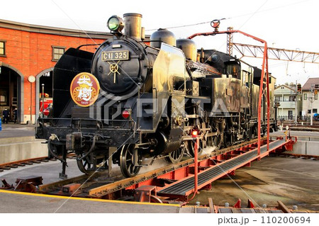 夕景の転車台… 1日の運行を終えて扇形機関庫に収まる『SL大樹・C11325』 110200694