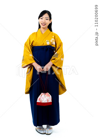 袴姿の女性 110200699