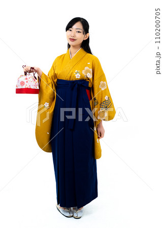 袴姿の女性 110200705