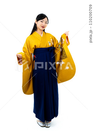 袴姿の女性 110200709