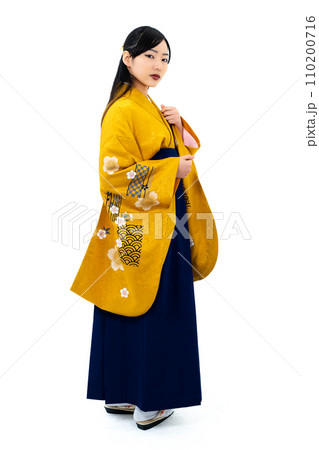 袴姿の女性 110200716