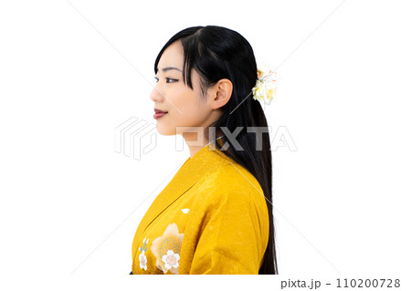 袴姿の女性 110200728