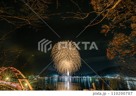 花火に照らされる口之津港 冬 花火に照らされる口之津港 冬 110200787
