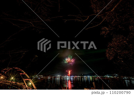 花火に照らされる口之津港　冬 110200790