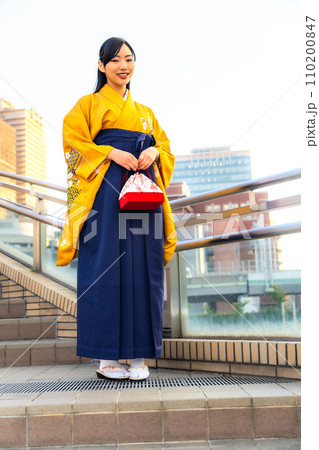 記念撮影をする袴姿の女性 記念撮影をする袴姿の女性 110200847