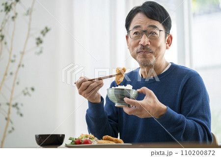 トンカツを食べる中50代半ばの男性 トンカツを食べる中50代半ばの男性 110200872