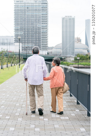 散歩をする老夫婦 後ろ姿 散歩をする老夫婦 後ろ姿 110201077