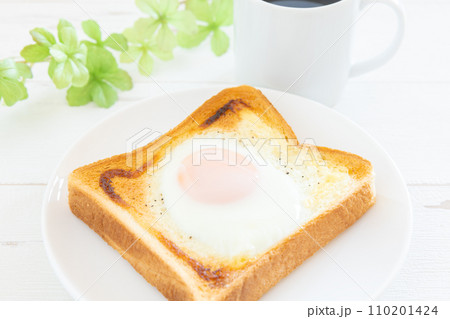 おいしい目玉焼のせトーストとホットコーヒーのモーニング 110201424