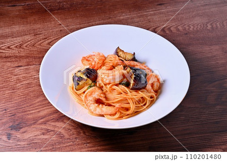 海老とナスのトマトソースのパスタ、イタリアンパスタ、スパゲッティ。 110201480