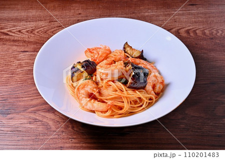 海老とナスのトマトソースのパスタ、イタリアンパスタ、スパゲッティ。 110201483